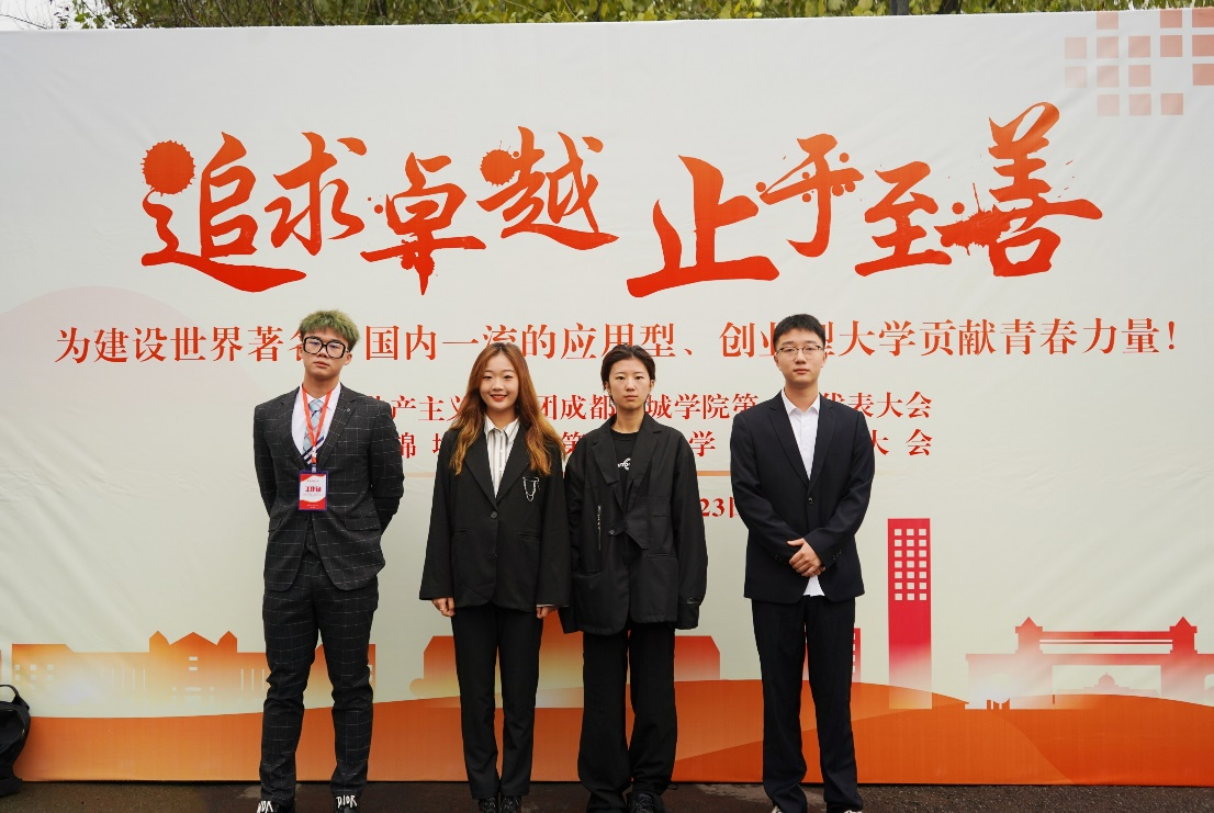 我校学生会代表与成都锦城学院学生会骨干合影