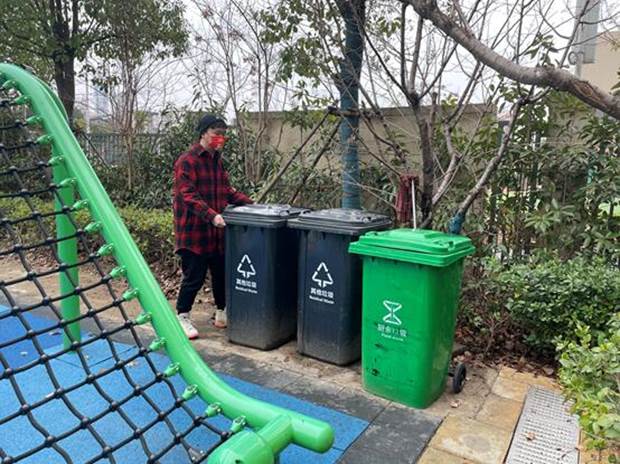 团队成员摆放累计分类箱