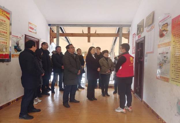 一群人站在门前描述已自动生成